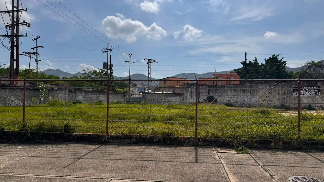 En venta terreno en la Av Bolívar norte a pie de calle Valencia Edo. Carabobo