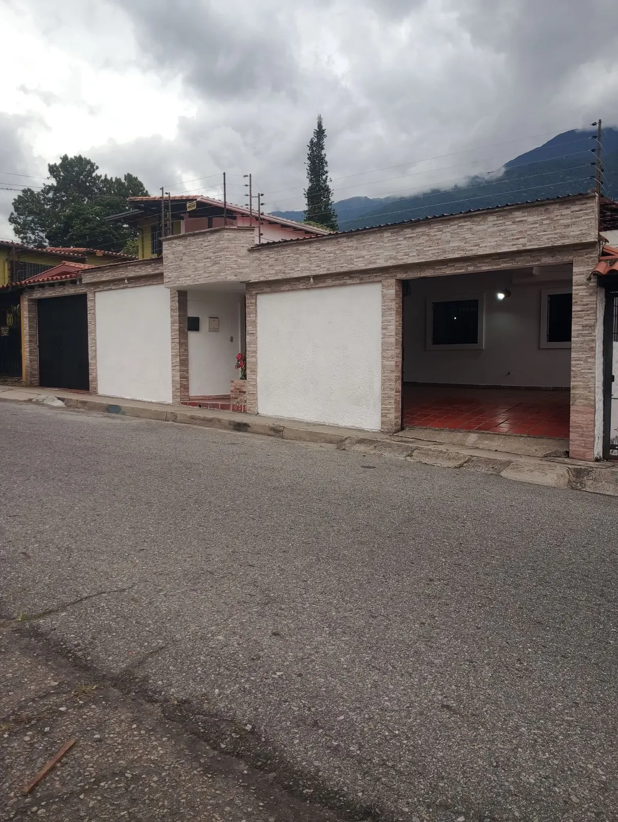 Casa en Venta, con excelente ubicación cerca de Centro Comerciales, Tranporte Fluido, Comercios y más . Sector Santa Juana, Mérida