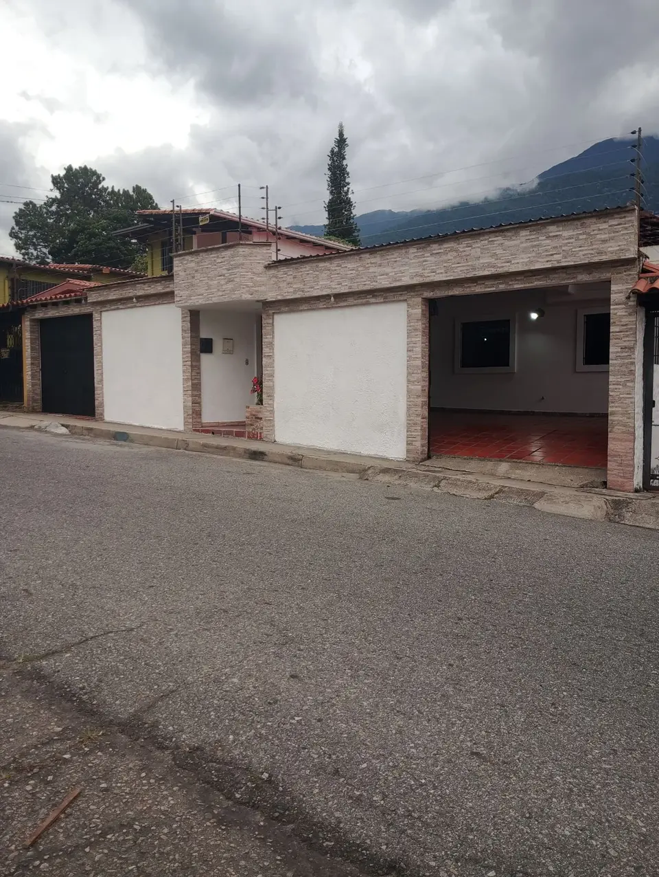 Casa en Venta, con excelente ubicación cerca de Centro Comerciales, Tranporte Fluido, Comercios y más . Sector Santa Juana, Mérida