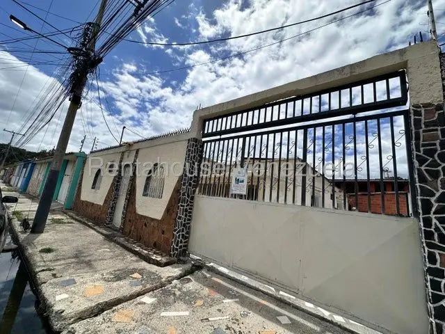 27-4150 Casa en Venta en Urbanizacion La Cooperativa