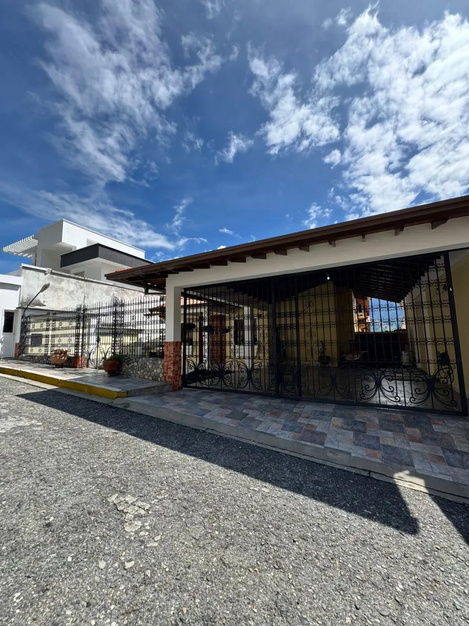 En Venta Amplia Residencia en Villas El Tejar, Mérida