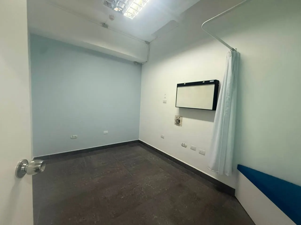Consultorios médicos en alquiler con cómoda sala de espera en el Centro Comercial El Rodeo, Av Las Americas