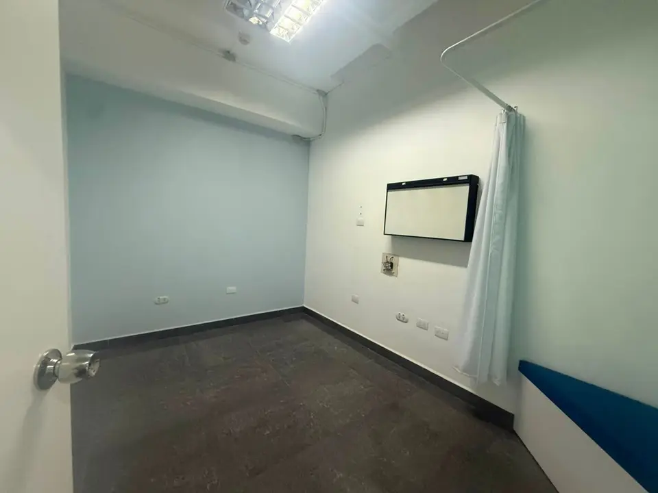 Consultorios médicos en alquiler con cómoda sala de espera en el Centro Comercial El Rodeo, Av Las Americas