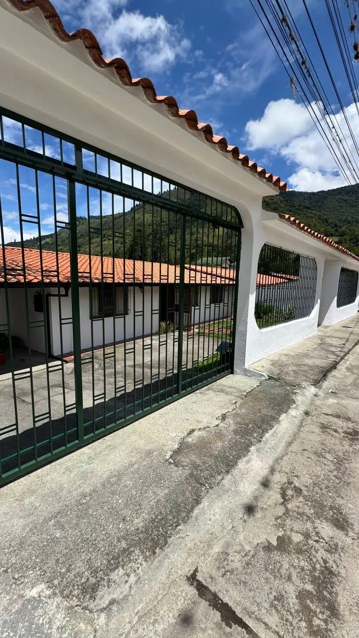 Hermosa Casa con Jardínes en Venta en La Pedregosa Alta